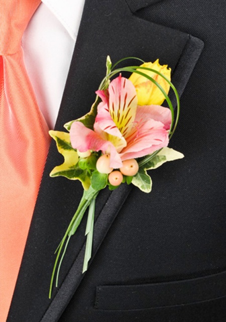 Boutonniere Peach Alstromeria